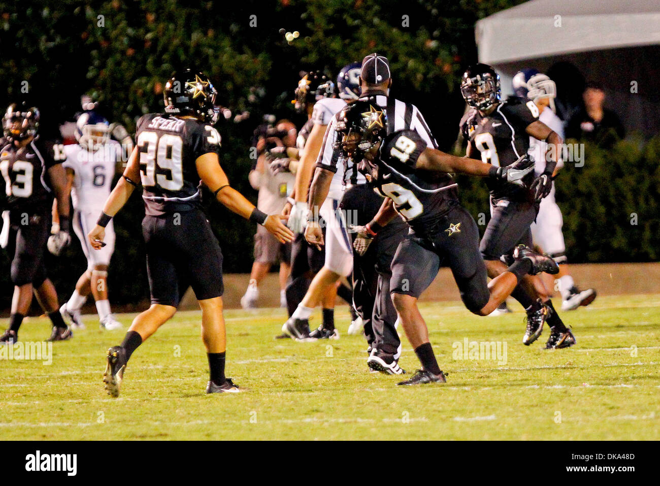 10. September 2011 - feiert Nashville, Tennessee, USA - Vanderbilt Commodores defensive zurück Casey Hayward (19) seine abfangen und 50-Yard return für einen Touchdown zu spät im vierten Quartal das Spiel zu binden.  Vanderbilt Commodores besiegte die Connecticut Huskies 24-21 im Vanderbilt Stadium in Nashville, TN (Credit-Bild: © Allan Wagner/Southcreek Global/ZUMAPRESS.com) Stockfoto