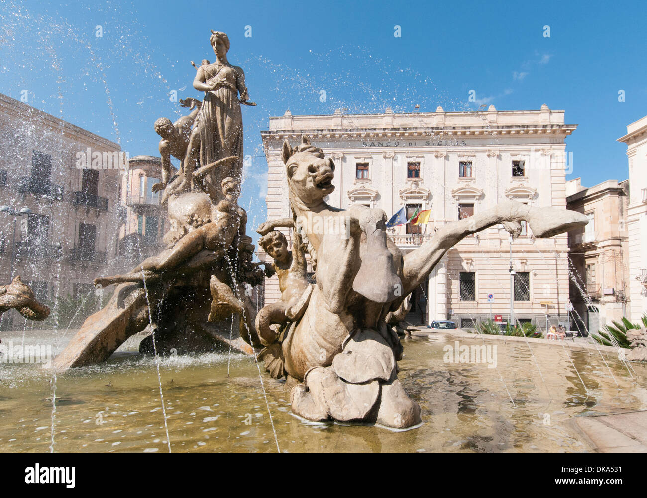 Der Brunnen von Diana, Piazza Archimede in das UNESCO-Weltkulturerbe von Ortygia, Syrakus, Italien Stockfoto