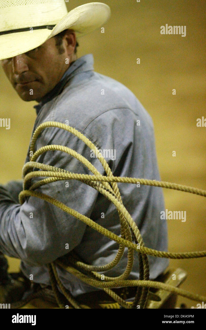 Sep 11, 2011 - Buffalo, Minnesota, USA - A Cowboy mit dem Seil nutzt er bis zu den Zehen unhandlicher Bulls während der Buffalo Bull Riding Challenge 2011 in Buffalo, Minnesota. (Kredit-Bild: © Jeremy Breningstall/ZUMAPRESS.com) Stockfoto