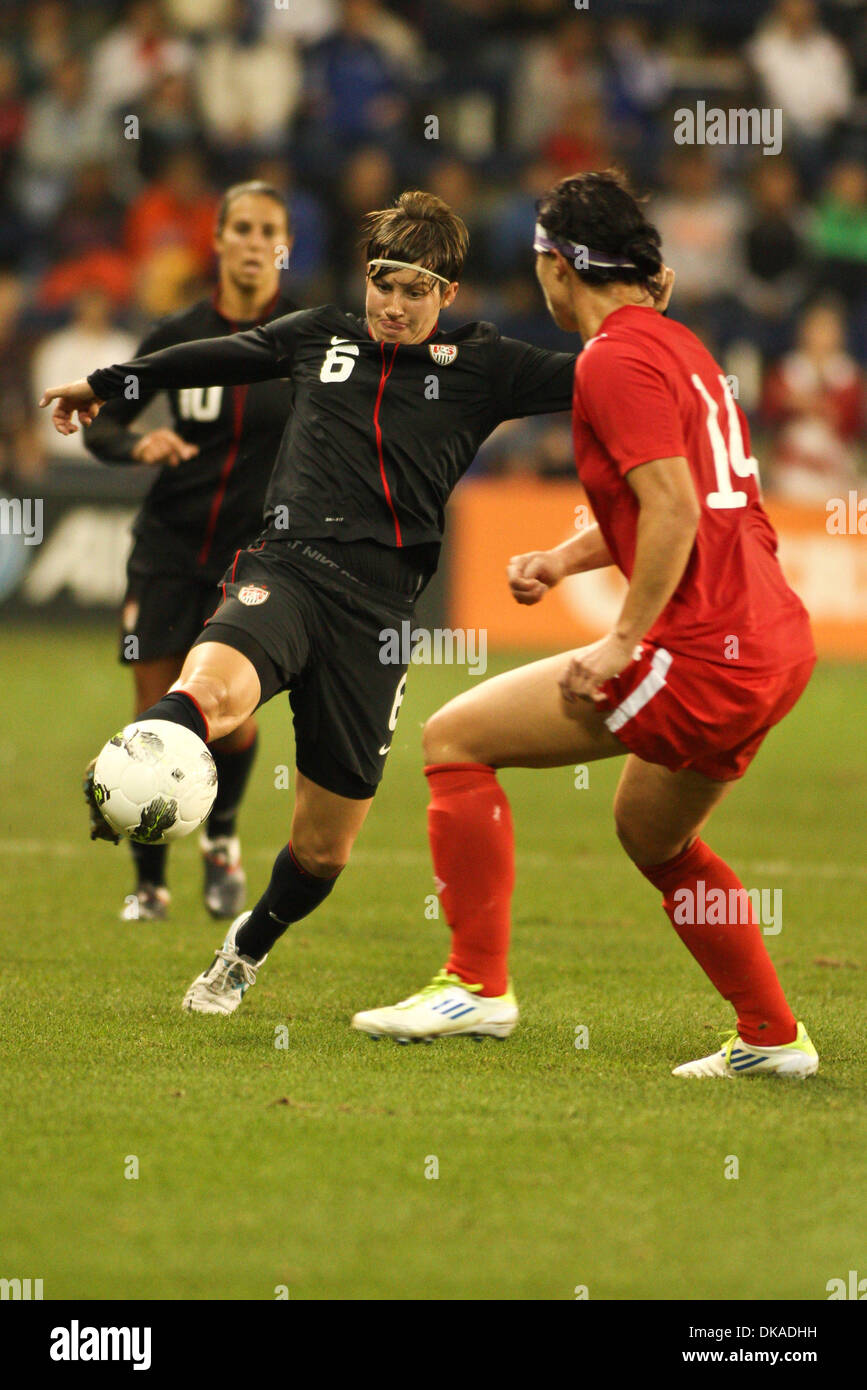 17. September 2011 - Kansas City, Kansas, erreicht US - USA Verteidiger Amy LePeilbet (6) für die Kugel in der zweiten Hälfte. Vereinigte Staaten von Amerika und Kanada gebunden 1-1 In ihre internationale Freundschaftsspiele match bei LIVESTRONG Sporting Park in Kansas City, Kansas. (Kredit-Bild: © Tyson Hofsommer/Southcreek Global/ZUMAPRESS.com) Stockfoto