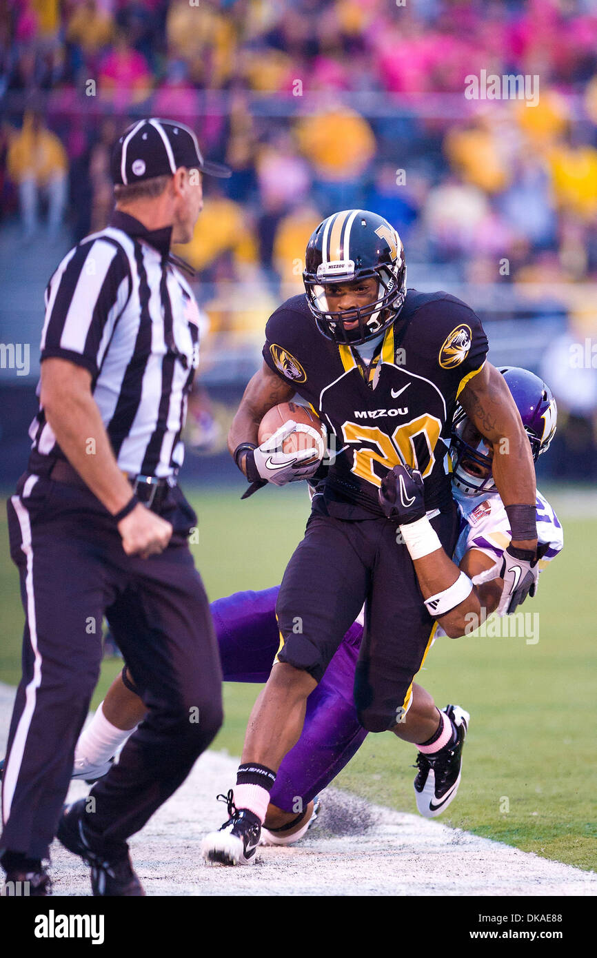 Sep 17, 2011 - Columbia, Missouri, USA - Missouri Tigers laufen zurück, dass Henry Josey (20) & Western Illinois Leathernecks defensive Tyler West (27) während eines Spiels zwischen der University of Missouri und Western Illinois zurück. Das Spiel wurde am Faurot Field at Memorial Stadium auf dem Campus der University of Missouri in Columbia gespielt. Missouri Tigers besiegte den westlichen Stockfoto