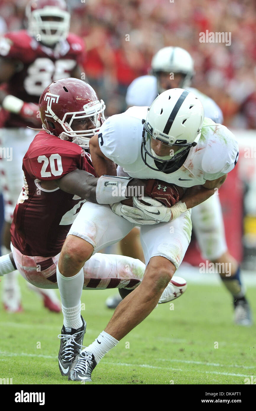 17. September 2011 - zurück Philadelphia, Pennsylvania, USA - Penn State Nittany Lions Wide Receiver, die Derek Moye (6) von Tempel Eulen defensiv angegangen wird Kee-Ayre Griffin (20) nach einen schönen Gewinn. Penn State besiegt Tempel mit einem Score von 14-10 beim Comeback-Sieg. Das Spiel wird gespielt am Lincoln Financial Feld in Philadelphia, Pennsylvania (Credit-Bild: © Mike McAtee/Southcreek G Stockfoto