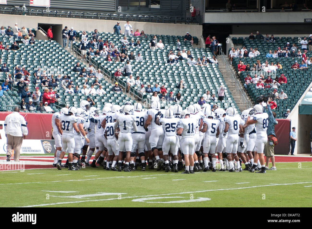 17. September 2011 - Philadelphia, Pennsylvania, USA - The Penn State Nittany Lions drängen sich vor dem Start des Spiels. Penn State besiegt Tempel mit einem Score von 14-10 beim Comeback-Sieg. Das Spiel wird gespielt am Lincoln Financial Feld in Philadelphia, Pennsylvania (Credit-Bild: © Mike McAtee/Southcreek Global/ZUMAPRESS.com) Stockfoto