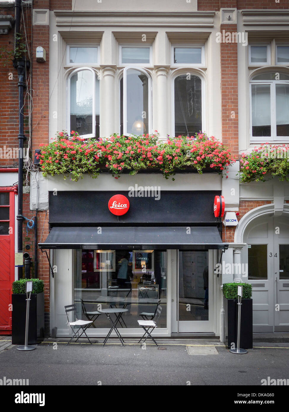 Lage und Vorderseite des Leica Mayfair Shops in London UK Stockfoto