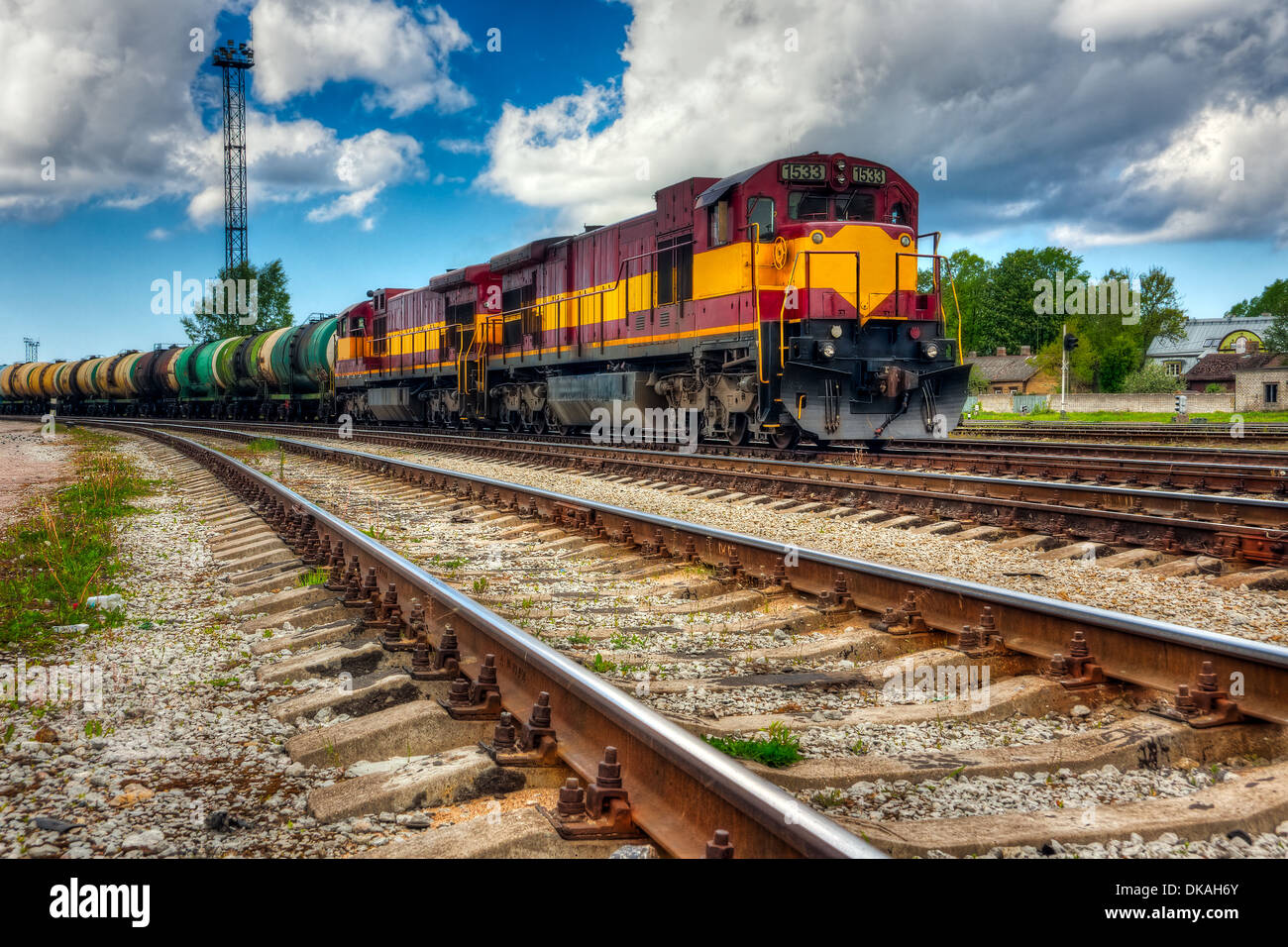 Langen Güterzug auf Gleitschienen am bewölkten Tag Stockfoto