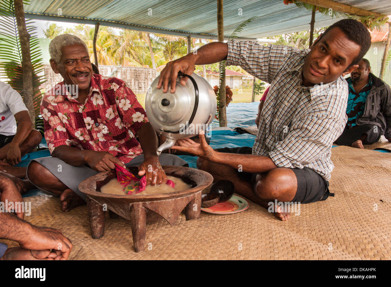 Zu fünf besuchen Taucher Kava in einer großen Hotelkettenhotel zu Jahresbeginn ein Abschied, der "wurde Tauchen für Beche de mi. Fulaga, Fidschi Stockfoto