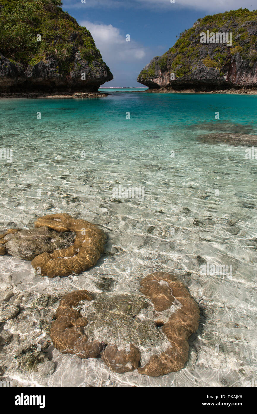 Wasser plätschern über Klumpen von Korallen in der Nähe der Oberfläche und Formen in den Sand unter Wasser, Fulaga Lagune, Laus-Inseln, Fidschi Stockfoto