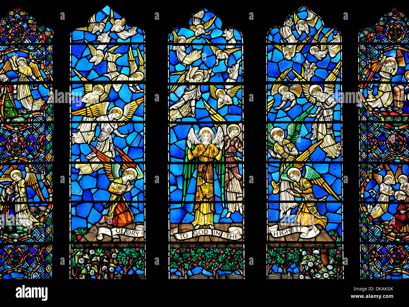 Roggen, East Sussex, England, UK. Pfarrkirche St Mary the Virgin (12thC) Buntglasfenster. Engel Stockfoto