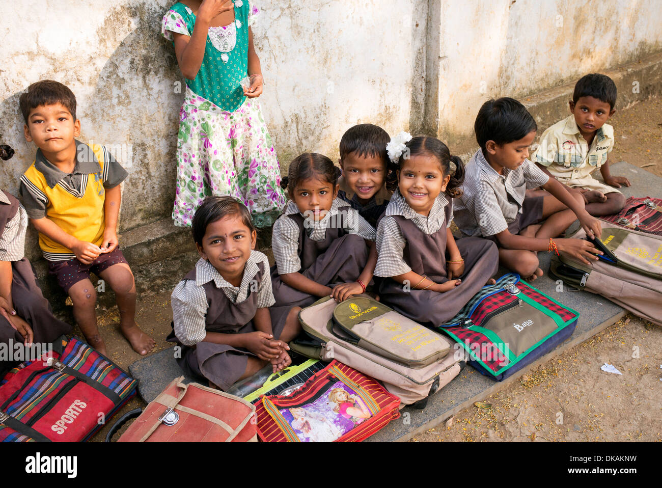 Indische Bauerndorf Schulkinder durch eine Wand in einer externen Klasse sitzen. Andhra Pradesh, Indien Stockfoto