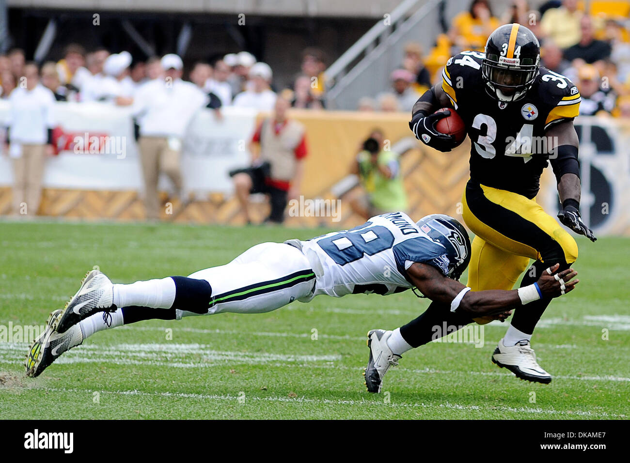 18. September 2011 - Pittsburgh, PENNSYLVANNIA, US - Pittsburgh Steelers Runningback Rashard Mendenhall (34), einen Gewinn von 8 während der Flucht des Hit aus Seattle Seahawks defensive nimmt zurück Walter Thurmond (28) im zweiten Quartal, wie die Pittsburgh Steelers übernehmen die Seattle Seahawks im Heinz Field in Pittsburgh, PA... Steelers besiegen die Seahawks 24-0. (Kredit-Bild: © Dean B Stockfoto