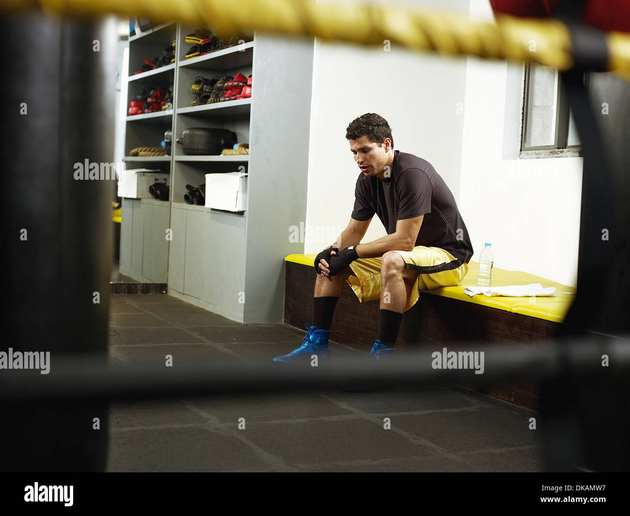 Boxer sitzt im Umkleideraum Stockfoto