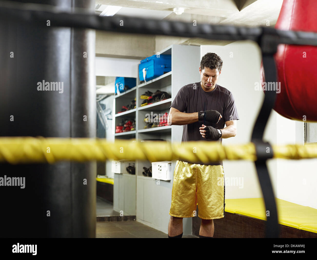 Boxer in der Umkleide taping Fäuste Stockfoto