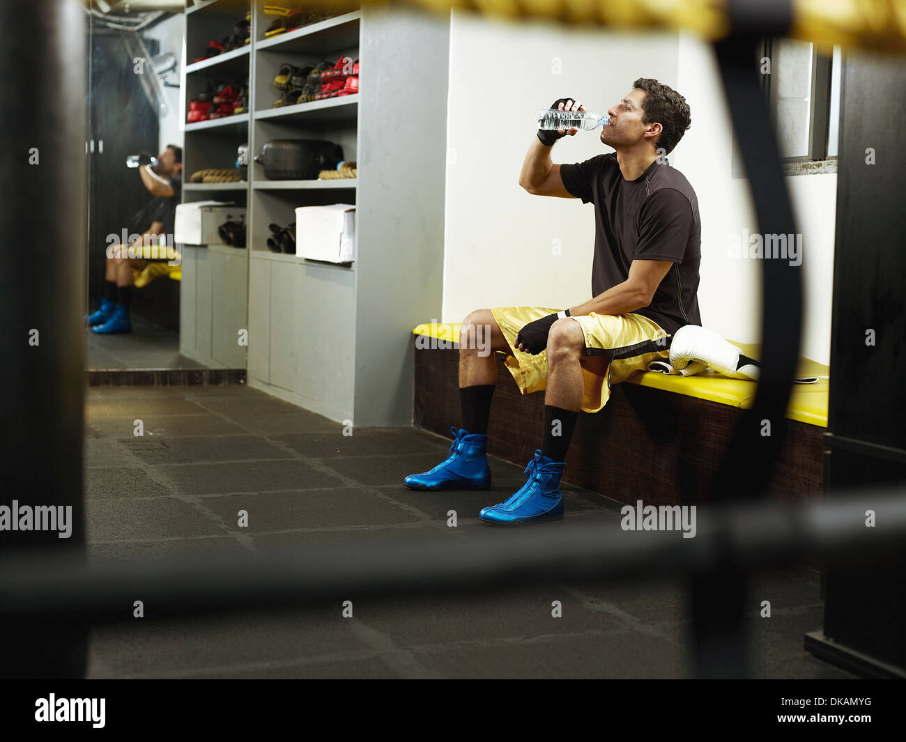 Boxer im Umkleideraum Trinkflasche Wasser sitzen Stockfoto
