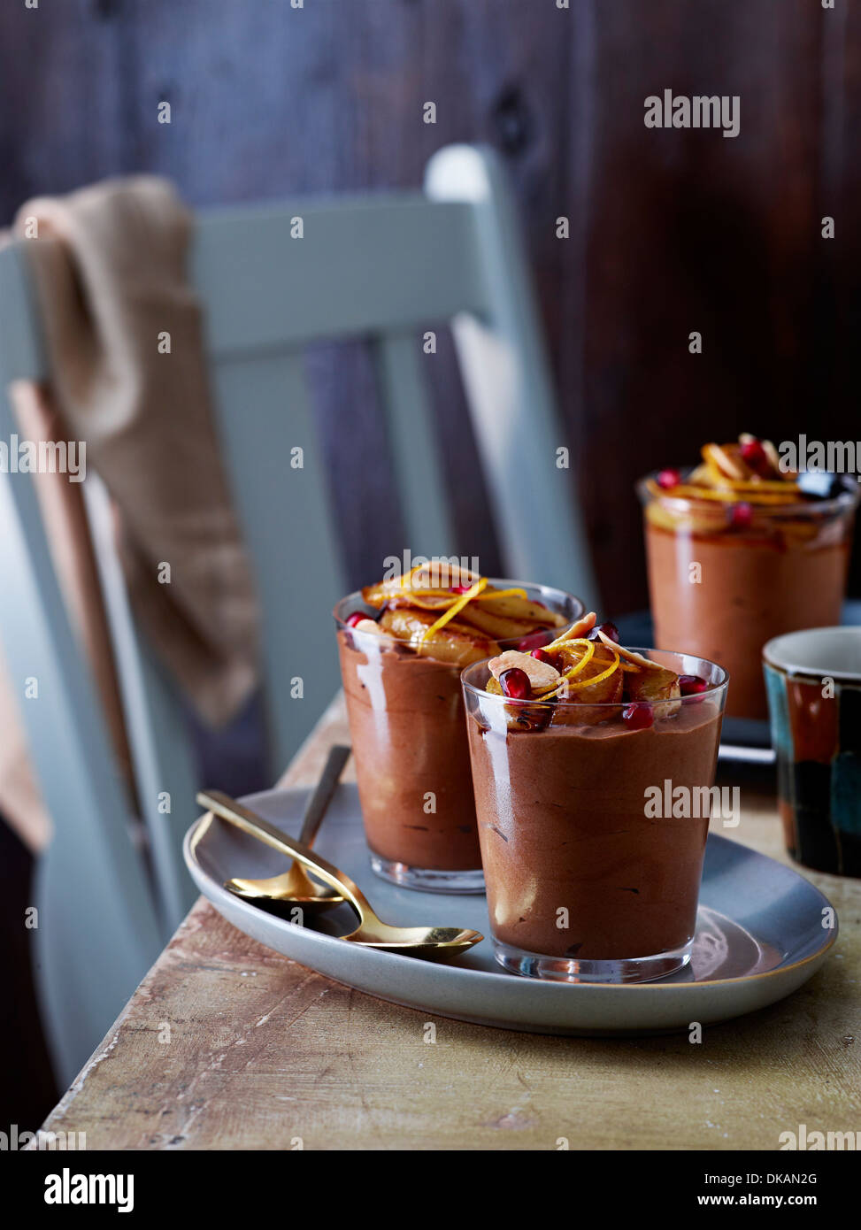 Tisch mit Mousse au Chocolat und Vanille Birnen Stockfoto