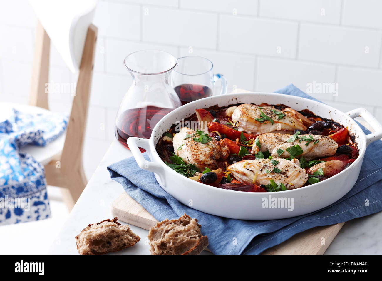 Stillleben mit Gericht aus Huhn Cacciatore und Schwarzbrot Stockfoto