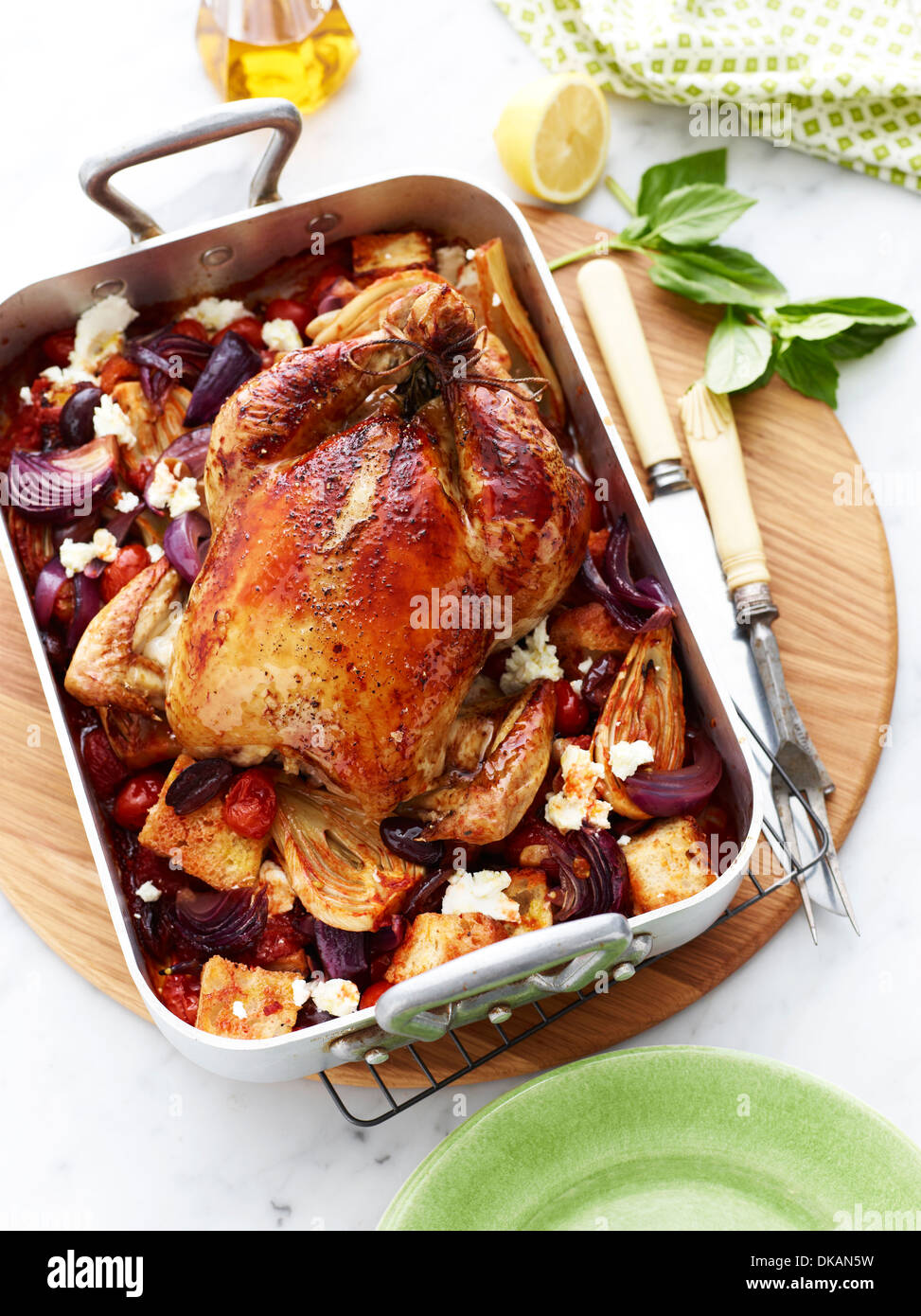 Gebackenes Huhn und Gemüse in Backform Stockfoto