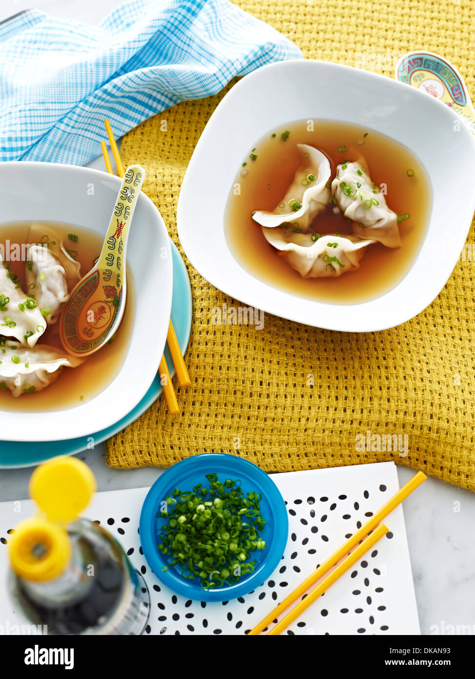 Schalen mit koreanischen Knödel in der Suppe Stockfoto