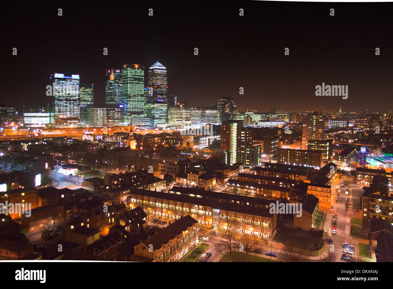 Nachtzeit aerial Blick über East London mit Blick auf Canary Wharf Stockfoto