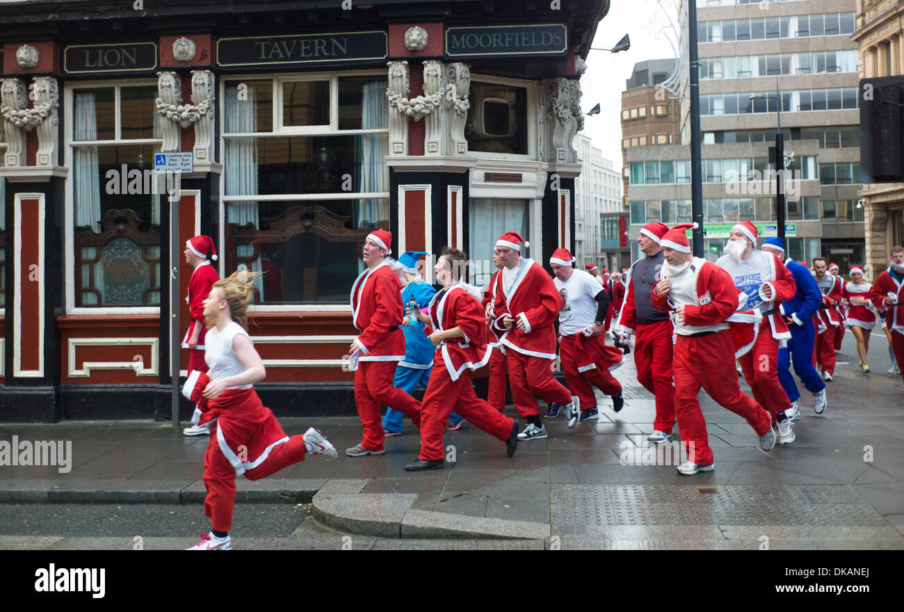 Nächstenliebe Santa Dash in Liverpool vorbei an der Lion Tavern, Moorfields Eye Hospital, Liverpool Stockfoto