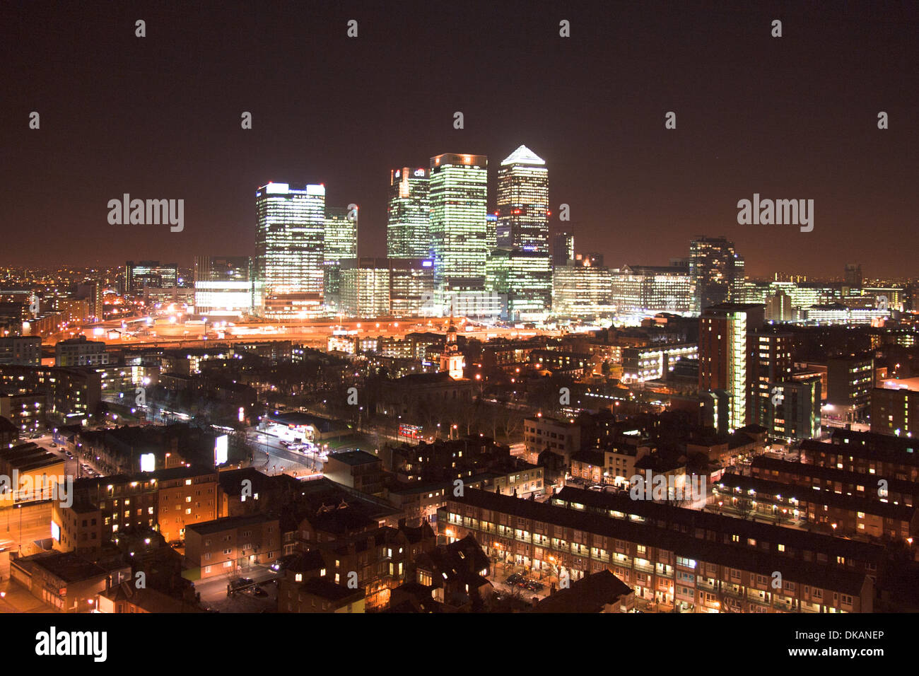 Nachtzeit aerial Blick über East London mit Blick auf Canary Wharf Stockfoto