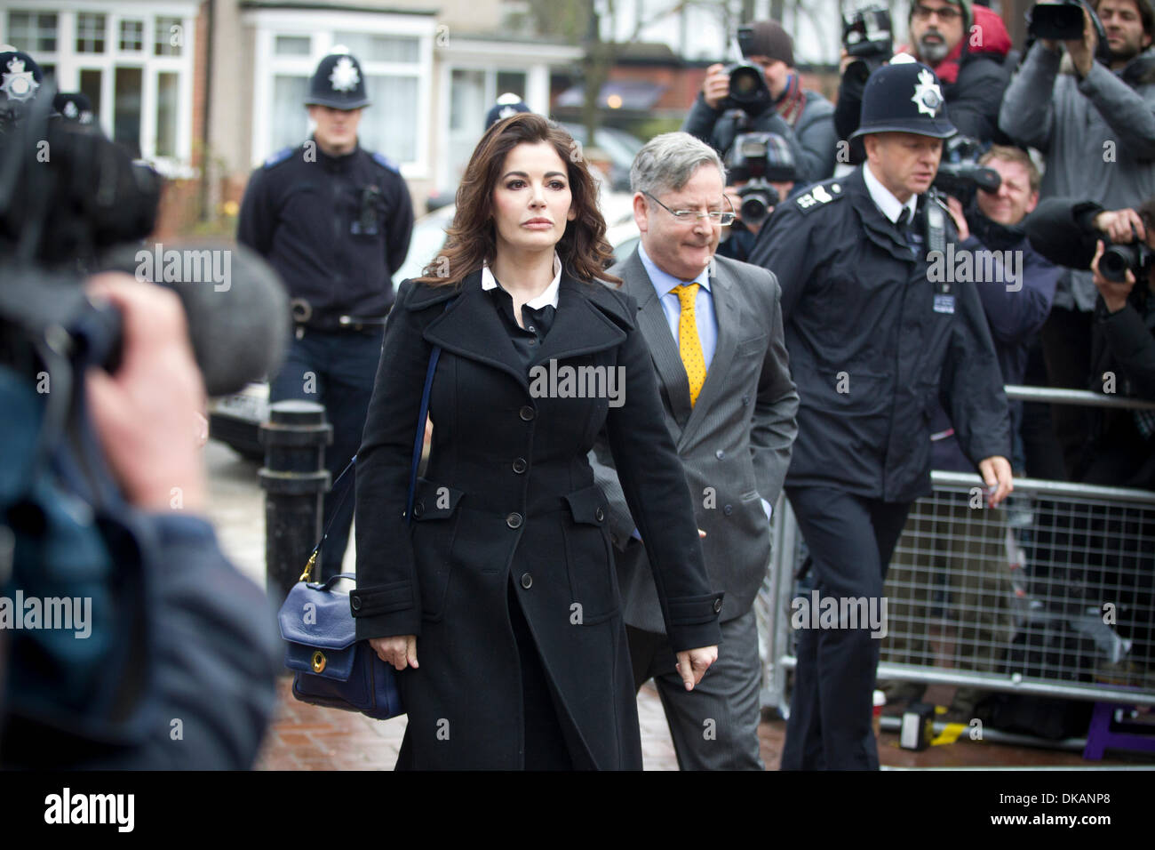 London, UK. 4. Dezember 2013. TV-Koch kommt Nigella Lawson in Isleworth Crown Court in West London zur Beweisaufnahme in der Studie von Elisabetta, 41, und Mitangeklagten Francesca, 35, legen beide ehemaligen Adjutanten von Ms Lawson und Angeklagten mit begehen Betrug gegen Charles Saatchi, die genommen haben soll zwischen Januar 2008 und Dezember letzten Jahres. MS Lawson, 53, trägt einen langen, dunklen Mantel wurde von Dutzenden Fotografen und Fernsehteams warten außerhalb Isleworth Crown Court in West London, wie sie heute Morgen angekommen begrüßt. Bildnachweis: Jeff Gilbert/Alamy Live-Nachrichten Stockfoto