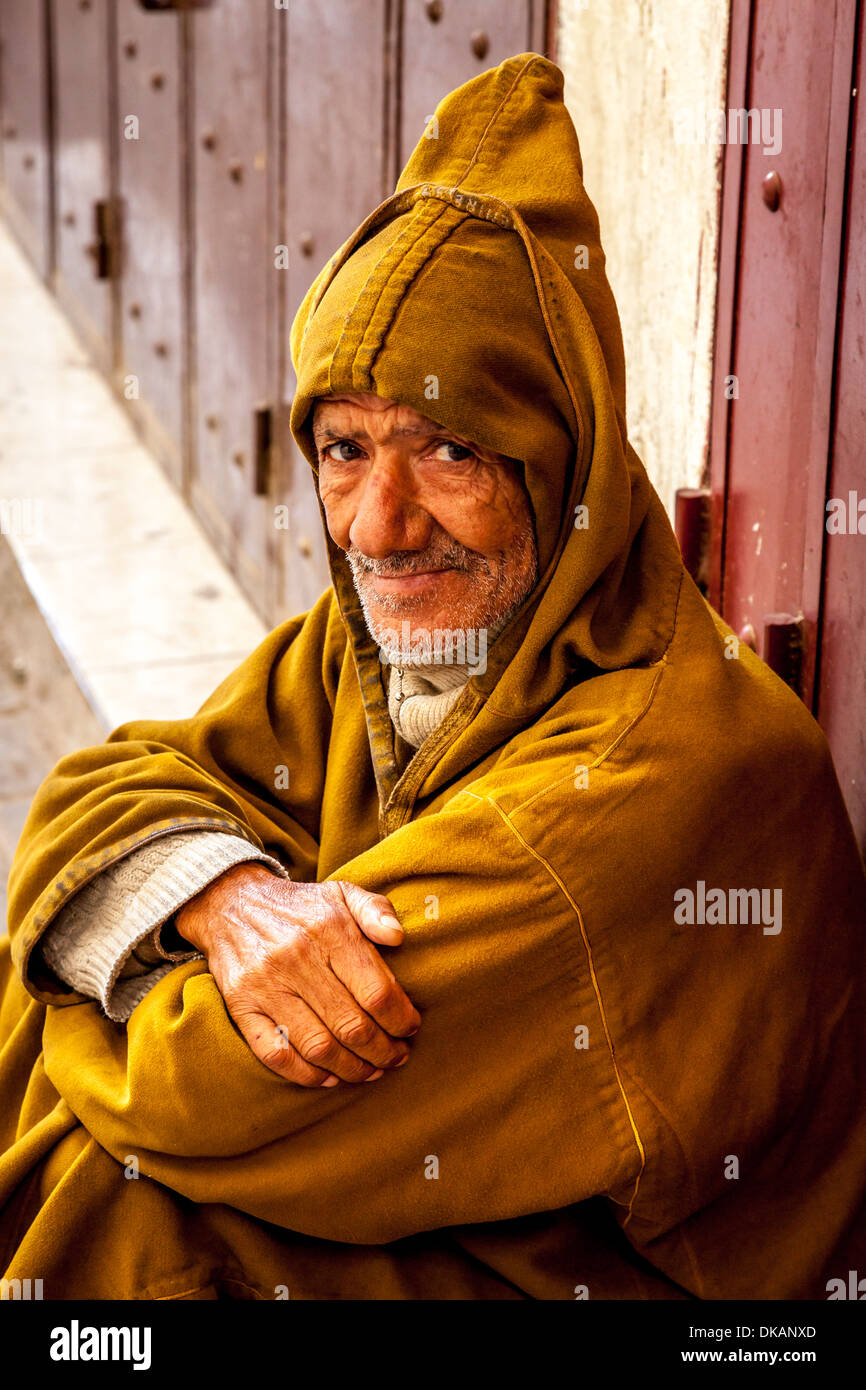 Portrait von ein Mann gekleidet in traditioneller Kleidung, die Medina (Altstadt)-Fes, Marokko Stockfoto