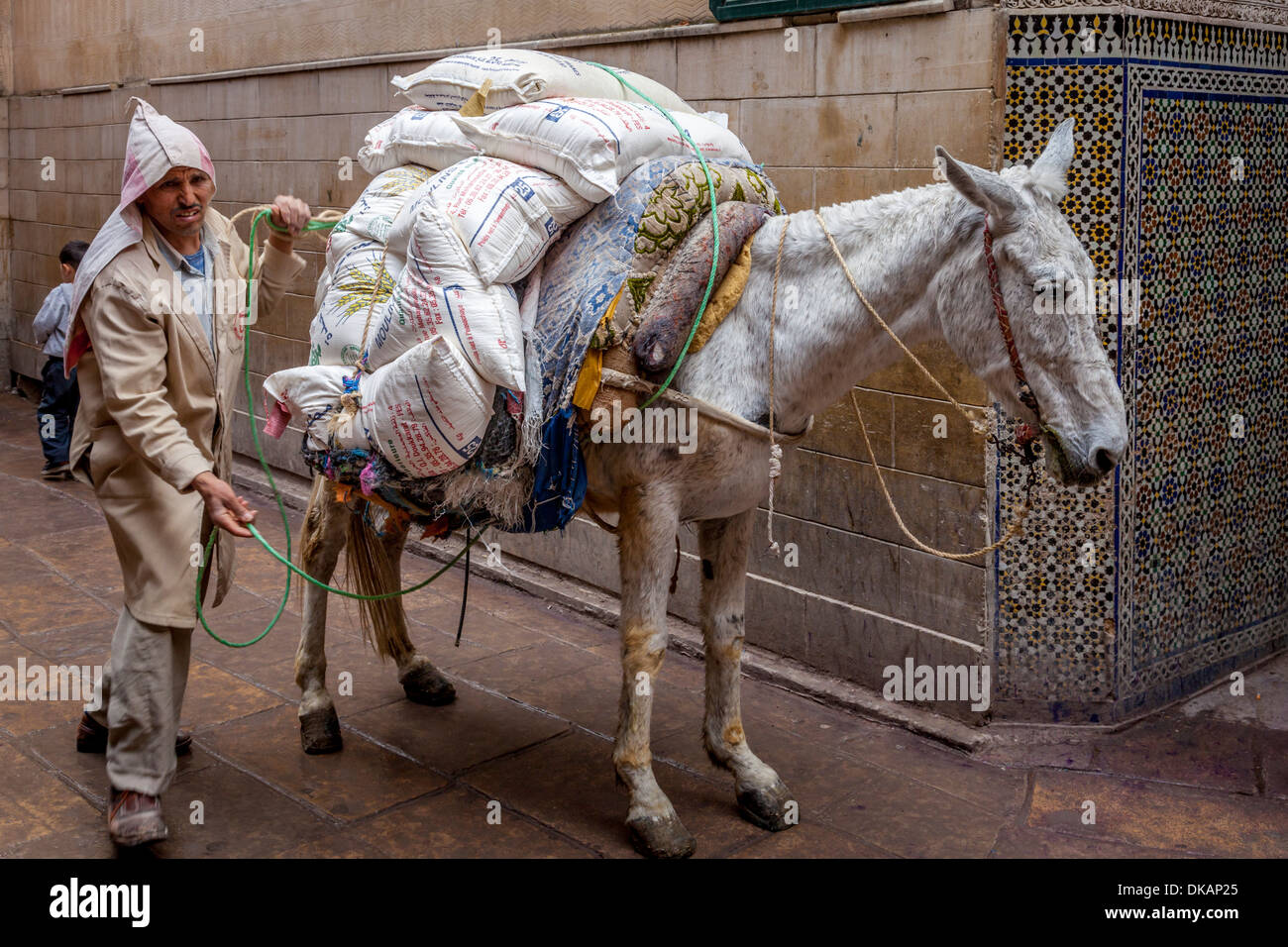 Straßenszene in der Medina (Altstadt), Fes, Marokko Stockfoto