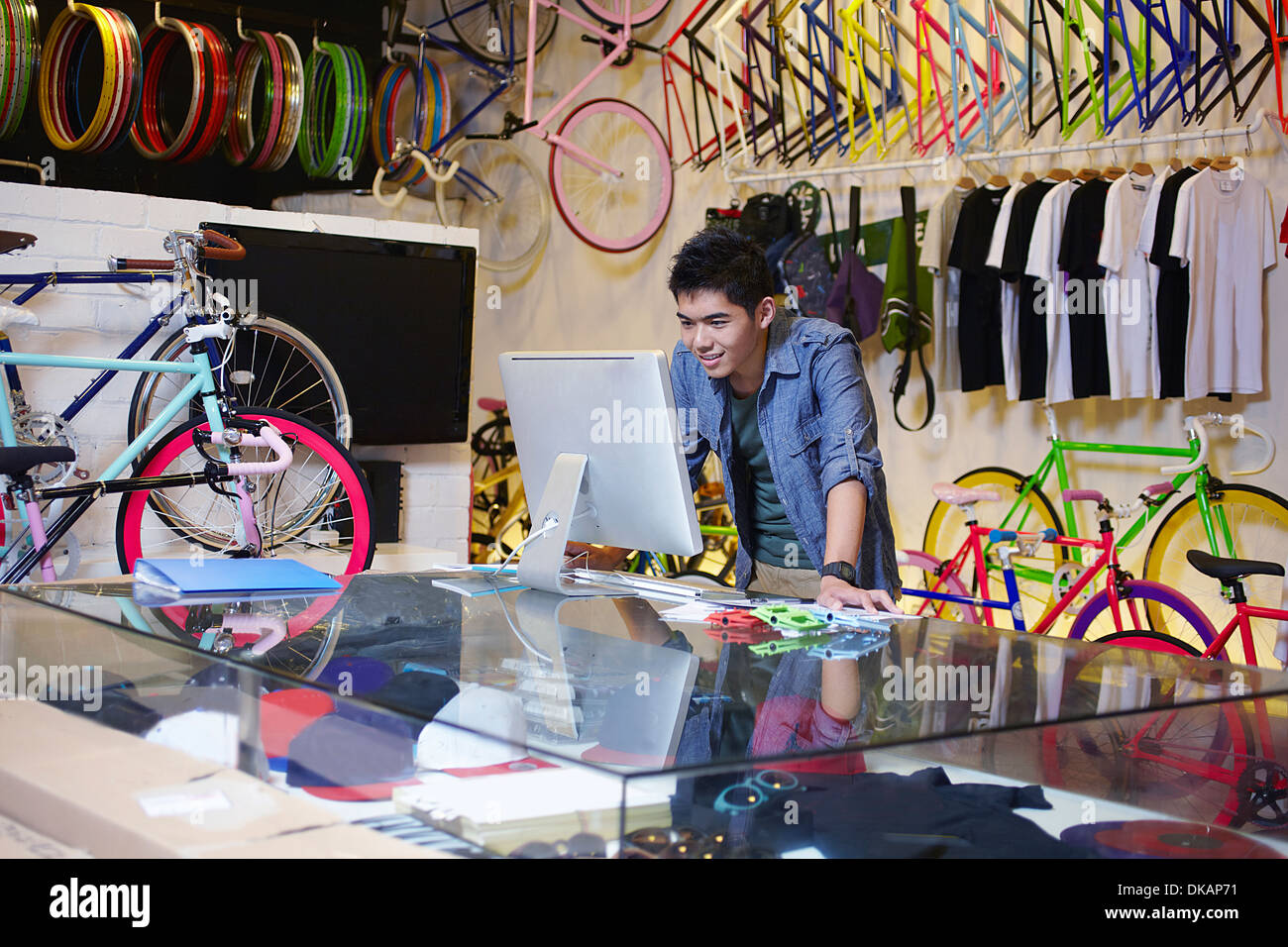 Junger Mann im Bike-Shop mit computer Stockfoto