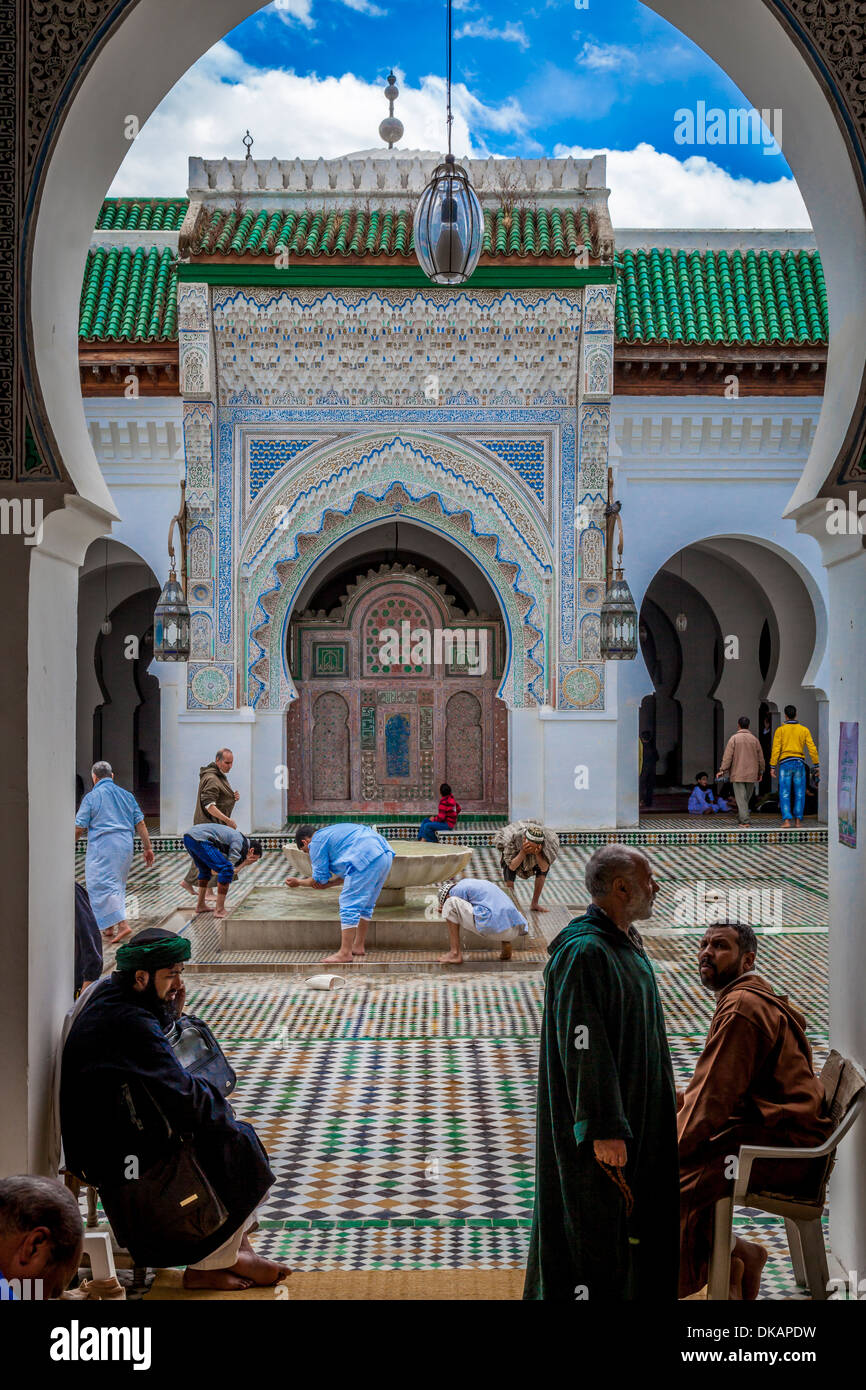 Männer waschen sich vor dem Gebet, Kairaouine (Al-Karaouine) Moschee, Fes, Marokko Stockfoto