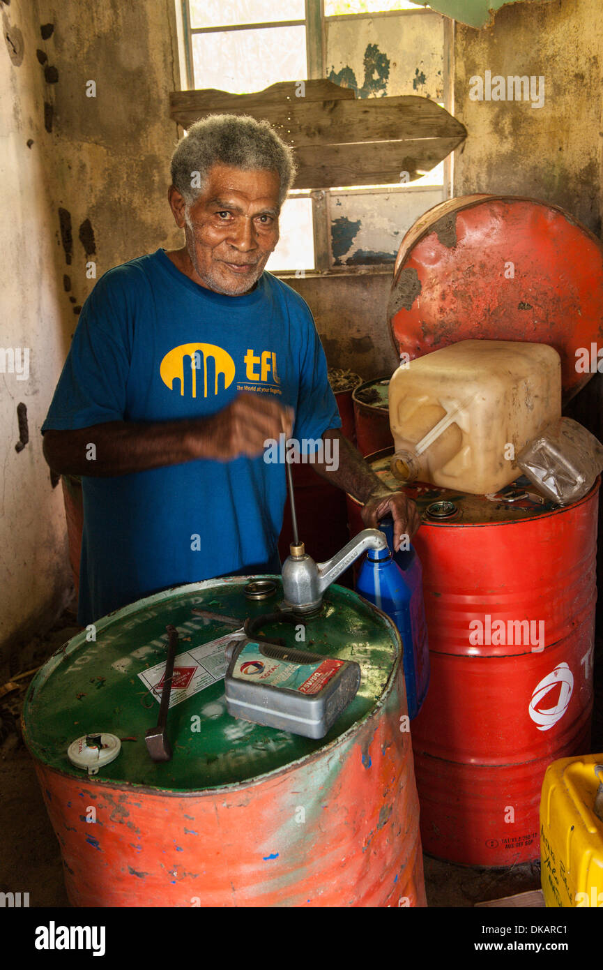 Ballen Sie verkaufen Premix-Brennstoff für ein Boot Außenborder aus dem Dorf begrenzten Vorräte. Aroi Dorf, Matuku, Lau-Inseln, Fidschi. Stockfoto