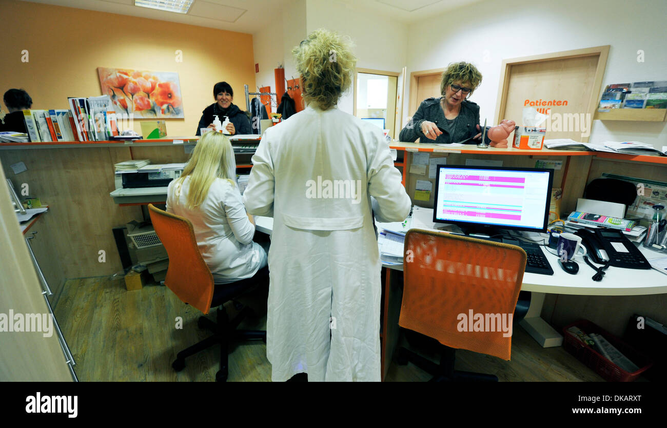 Der Hausarzt ist ein Pilot im Gesundheitssystem wie hier in einer modernen GP-Praxis in einem Viertel der Großstadt. Gute Beratung und Behandlung von jungen und älteren Patienten ist auch die Stärke dieser Hausarzt. Stockfoto