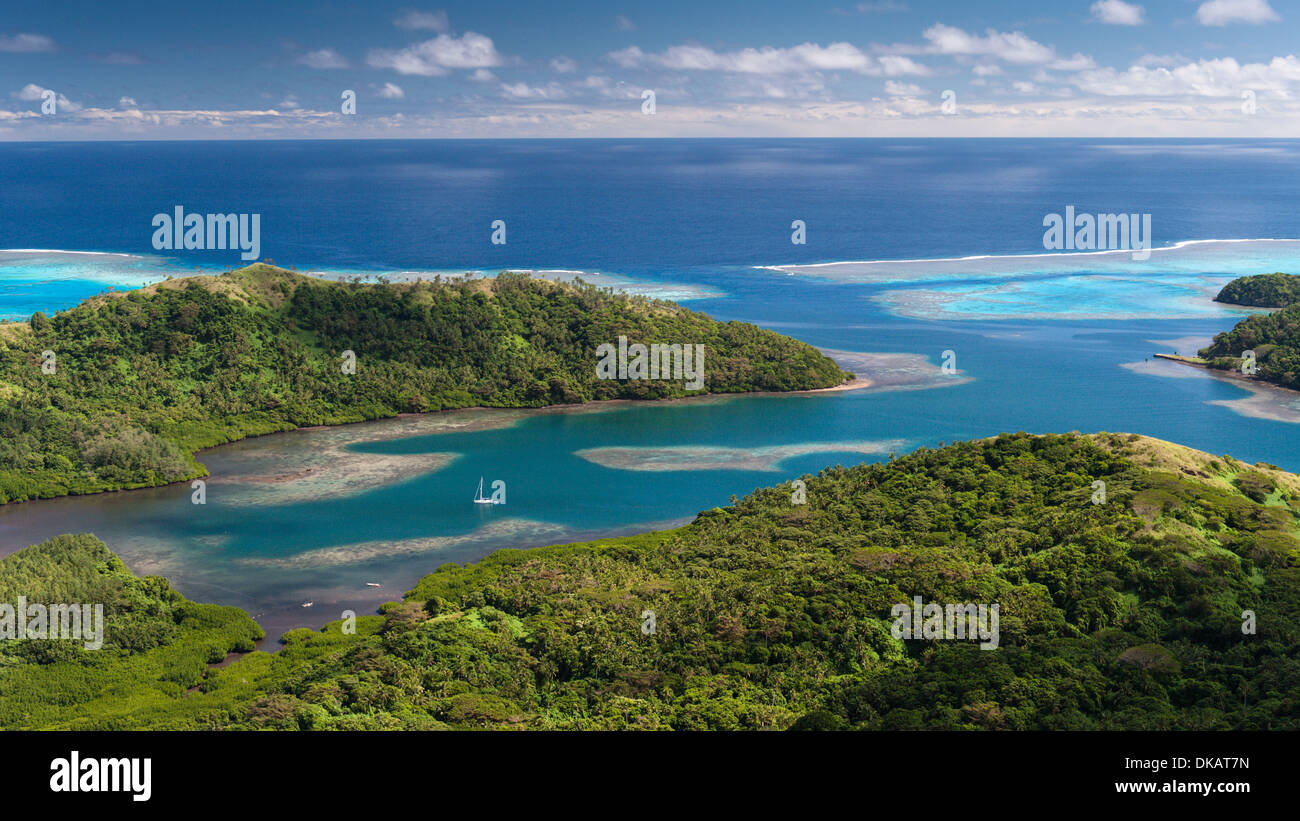 Tropische Insel Yacht vor Dorf der Lomati verankert. Korallen, Lagune, Frame rechts durchlaufen. Matuku, Lau-Inseln, Fidschi Stockfoto