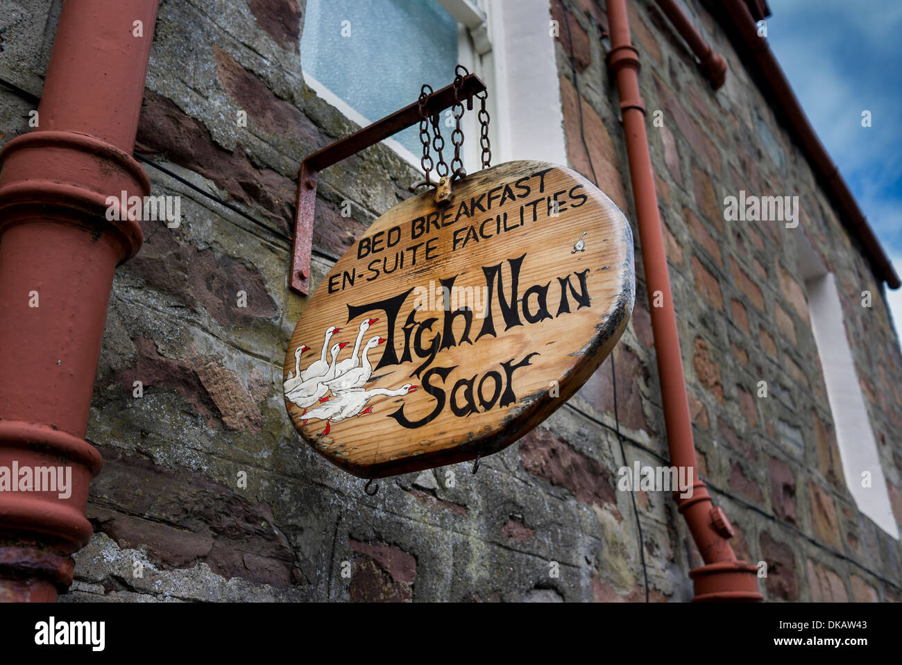 Melden Sie sich außerhalb eines schottischen Bed and Breakfast Ferienhaus in Plockton Scotland UK Stockfoto
