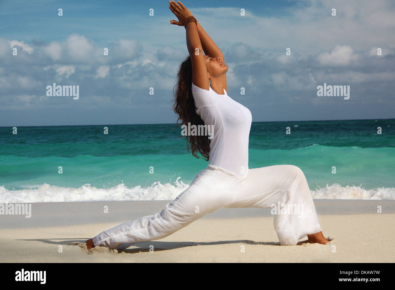 Weiblich in Krieger Lage am Strand, Paradise Island, Nassau, Bahamas Stockfoto