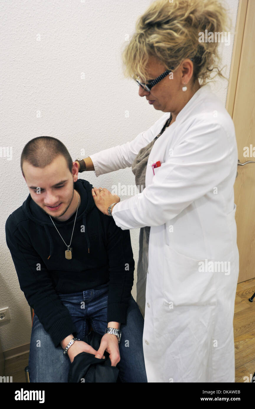 Der Hausarzt ist ein Pilot im Gesundheitssystem wie hier in einer modernen GP-Praxis in einem Viertel der Großstadt. Gute Beratung und Behandlung von jungen und älteren Patienten ist auch die Stärke dieser Hausarzt. Stockfoto