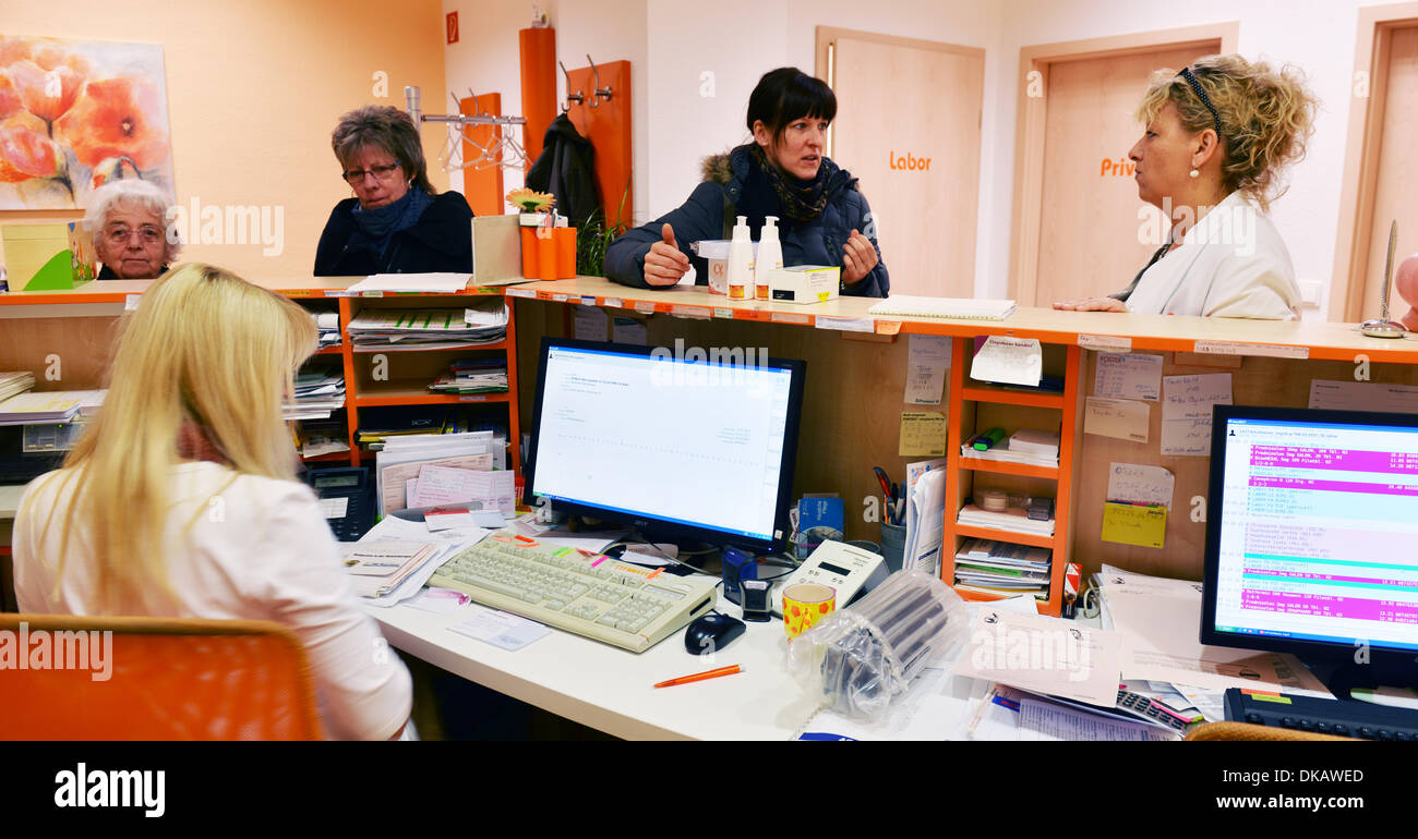 Der Hausarzt ist ein Pilot im Gesundheitssystem wie hier in einer modernen GP-Praxis in einem Viertel der Großstadt. Gute Beratung und Behandlung von jungen und älteren Patienten ist auch die Stärke dieser Hausarzt. Stockfoto