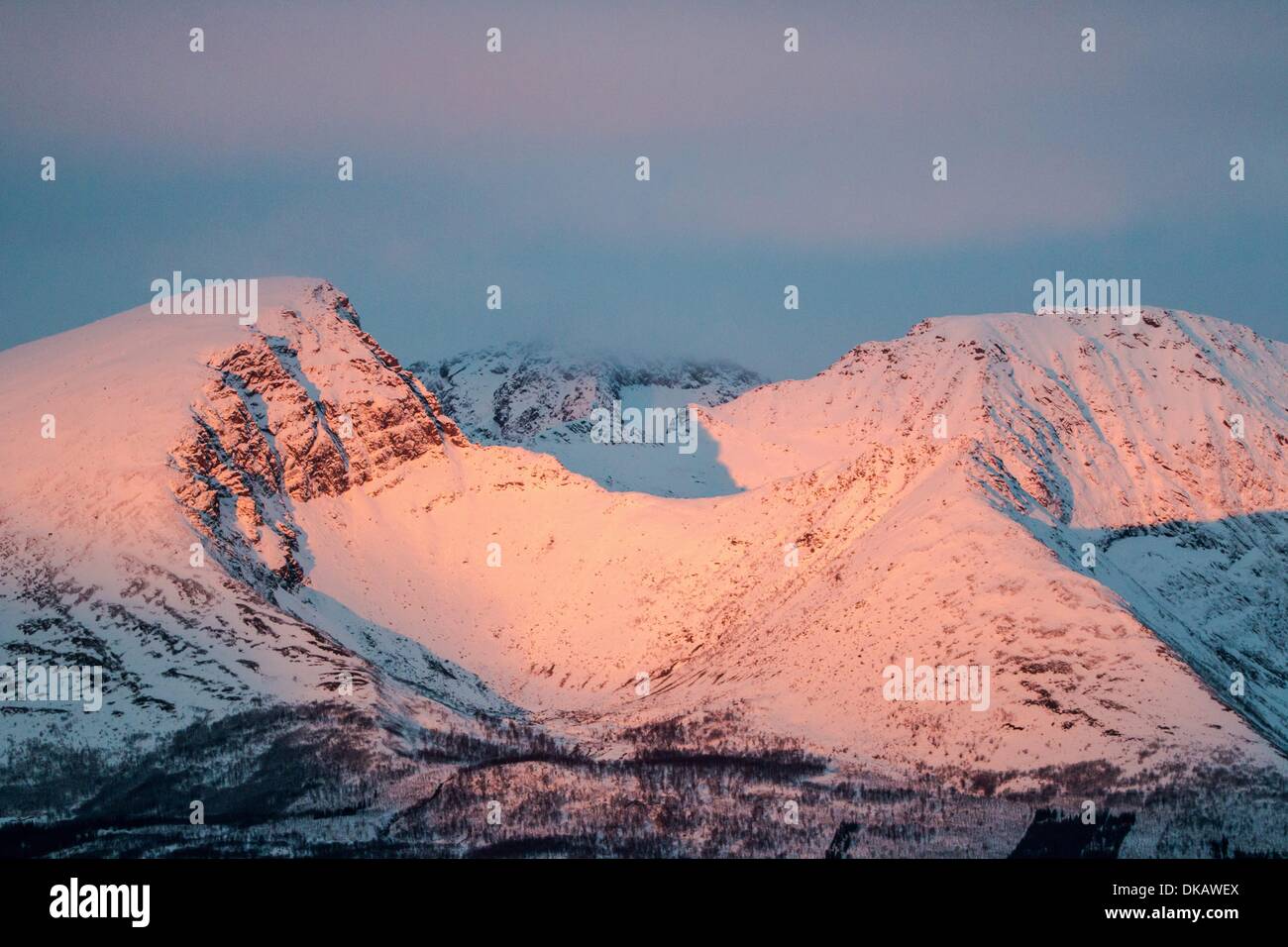 Morgenlicht auf Bergen der Insel Senja Stockfoto