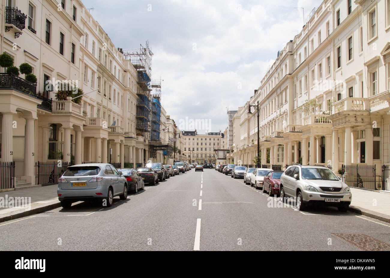 Ein wohlhabender Straße mit Reihenhäusern in Pimlico West London Stockfoto