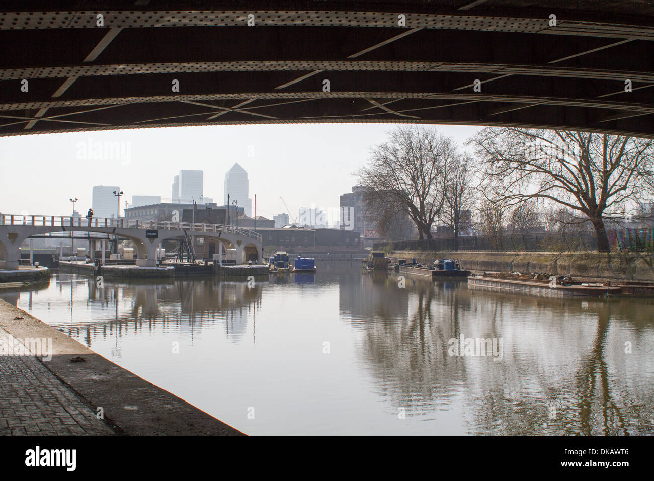 Unter einer Brücke den Fluss Lea Weg in East London Stockfoto