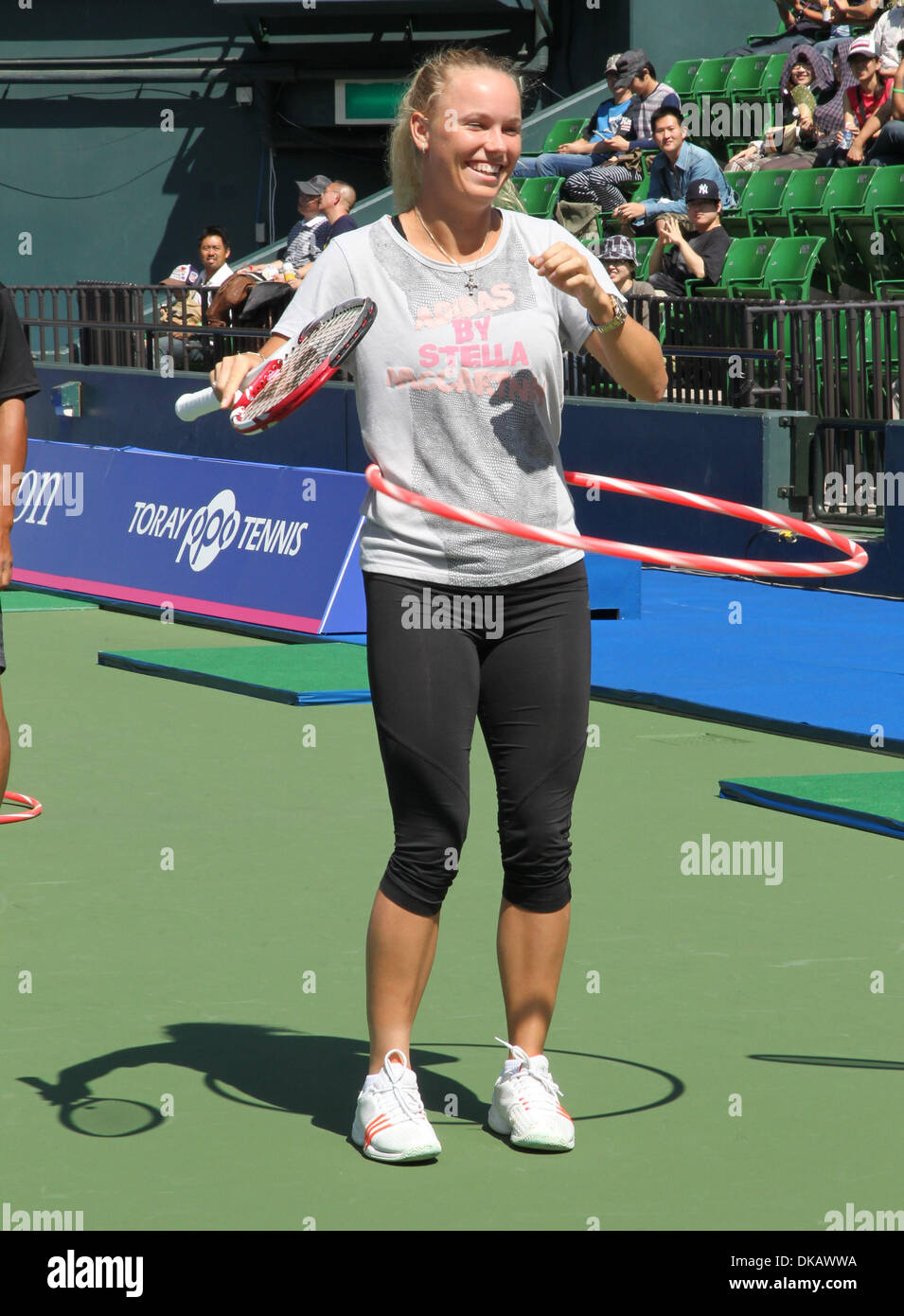 24. September 2011 spielt - Tokyo, Japan - CAROLINE WOZNIACKI aus Dänemark mit einem Hula-hoop an der Kinder-Tennis-Stunde am Kolosseum Ariake während die Toray Pan Pacific Open Tennisturnier in Tokio, Japan. (Kredit-Bild: © Junko Kimura/Jana Press/ZUMAPRESS.com) Stockfoto