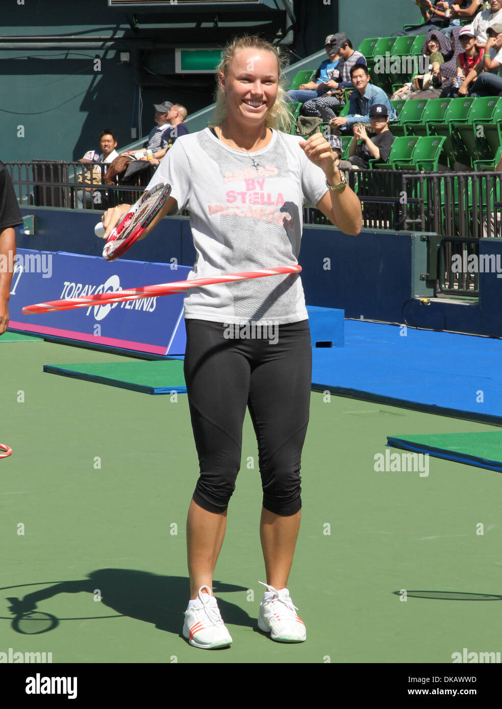 24. September 2011 spielt - Tokyo, Japan - CAROLINE WOZNIACKI aus Dänemark mit einem Hula-hoop an der Kinder-Tennis-Stunde am Kolosseum Ariake während die Toray Pan Pacific Open Tennisturnier in Tokio, Japan. (Kredit-Bild: © Junko Kimura/Jana Press/ZUMAPRESS.com) Stockfoto