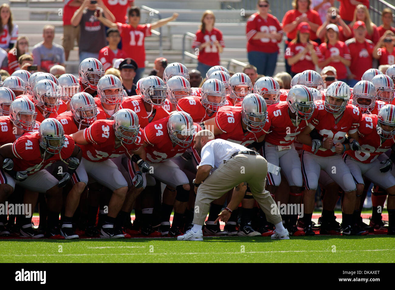 24. September 2011 - Columbus, Ohio, USA - Ohio State Buckeyes Assistent Trainer-Linien die Mannschaft vor dem Spiel zwischen Colorado und Ohio State University in Ohio Stadium, Columbus, Ohio. Ohio State besiegt Colorado 37-17. (Kredit-Bild: © Scott Stuart/Southcreek Global/ZUMAPRESS.com) Stockfoto