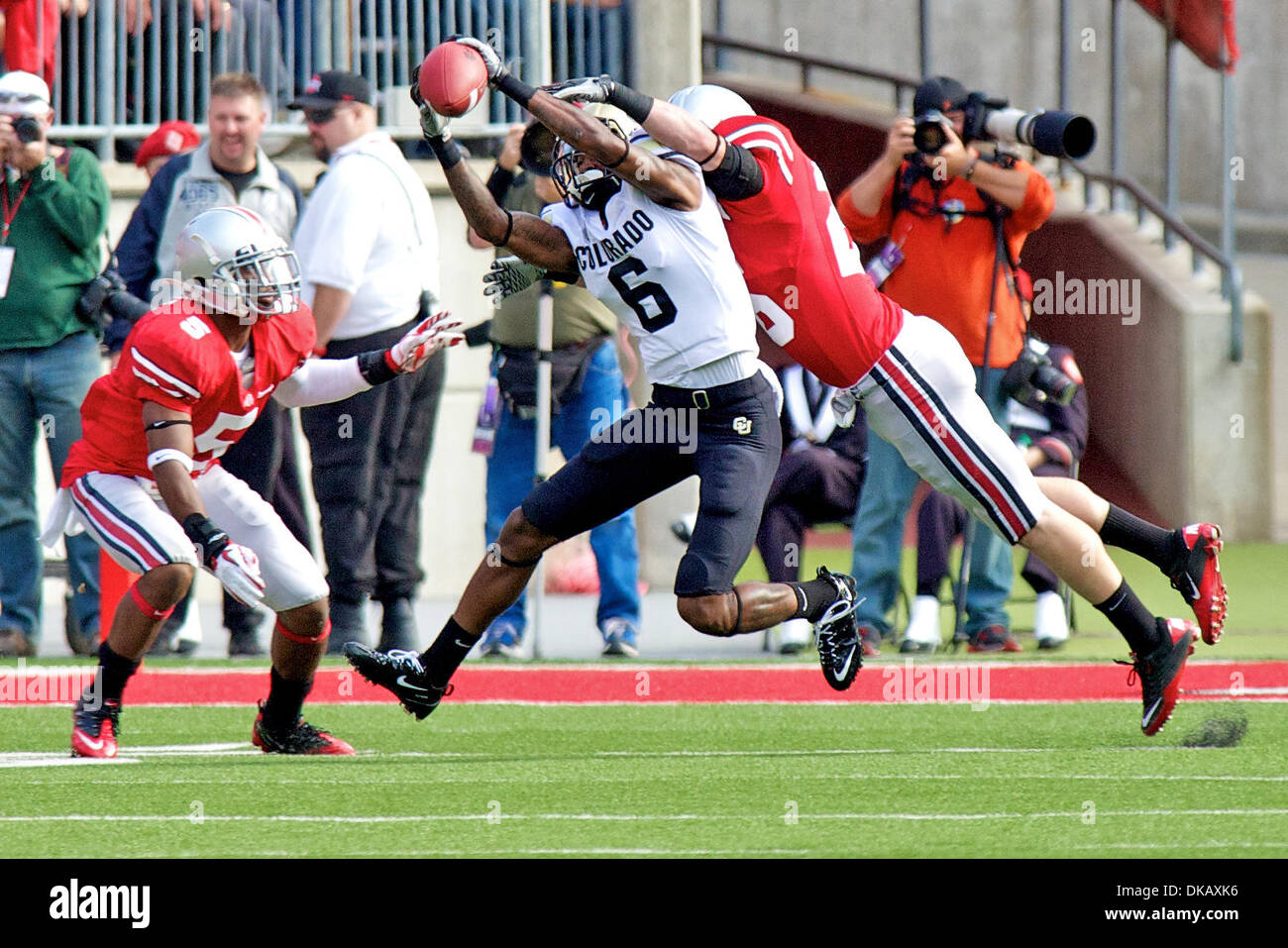 24. September 2011 - Columbus, Ohio, USA - Ohio State Buckeyes Linebacker Buckeyes defensive zurück Dominic Clarke (5) und Tyler Moeller (26) verteidigen einen Pass zum Colorado Buffaloes Wide Receiver Paul Richardson (6) im zweiten Quartal des Spiels zwischen Colorado und Ohio State University in Ohio Stadium, Columbus, Ohio. Ohio State besiegt Colorado 37-17. (Kredit-Bild: © Scott Stuart/Southcreek Gl Stockfoto