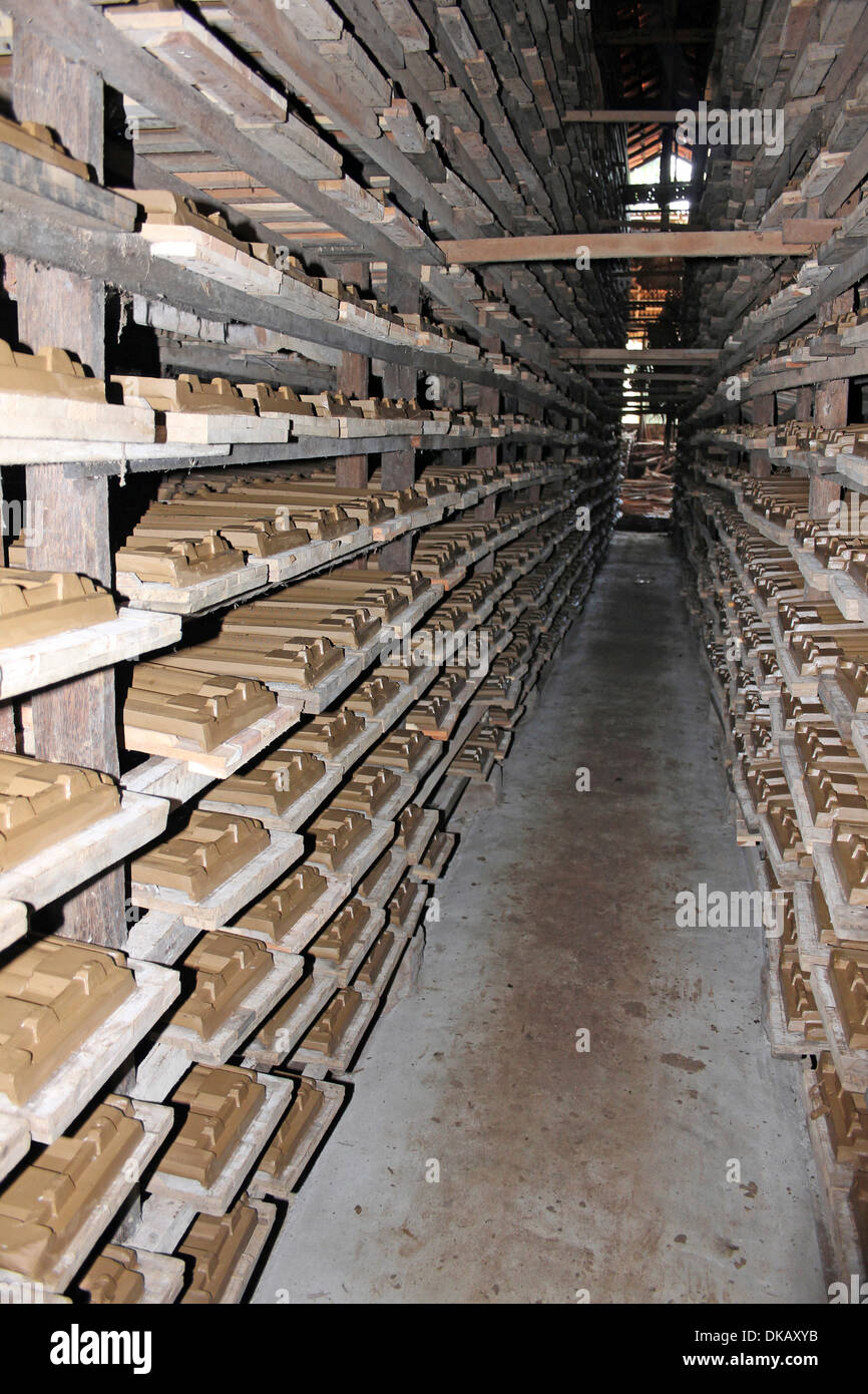 Tonziegel trocknen vor dem Brennen In eine Sri Lankan Kachel Fabrik machen Stockfoto