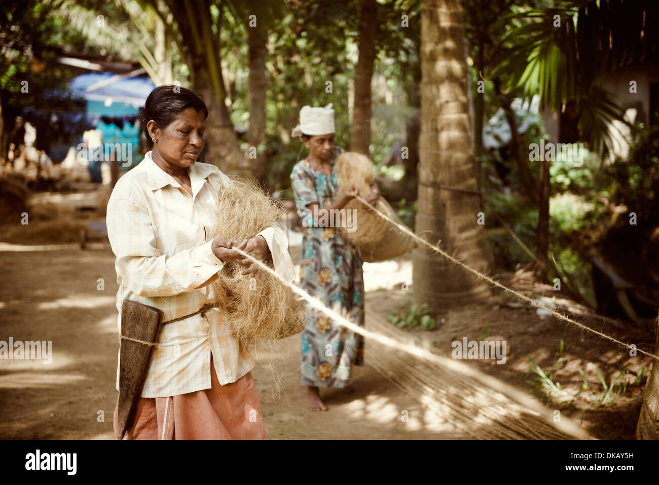 Seil aus Kokosfasern zu machen. Munroe Insel. Ashtamudi See, Kollam, Indien Stockfoto