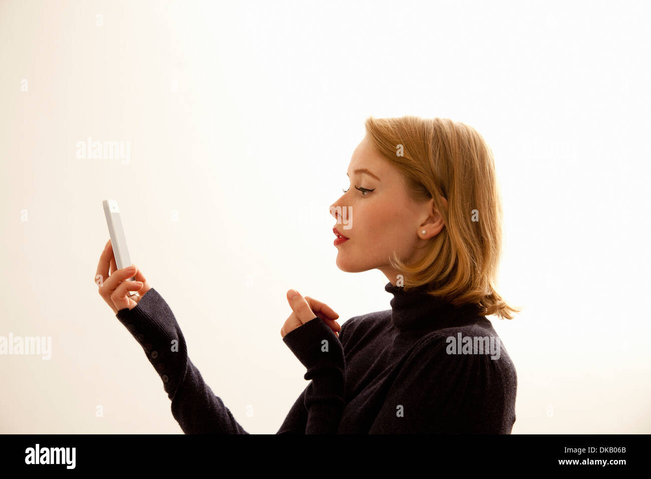 Frau liest Nachricht auf Handy Stockfoto
