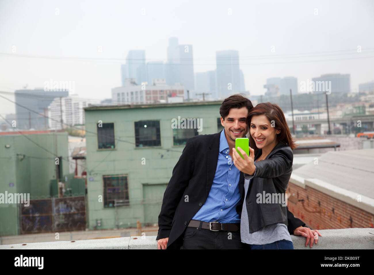 Paar, Selbstporträt auf Stadt auf dem Dach Stockfoto