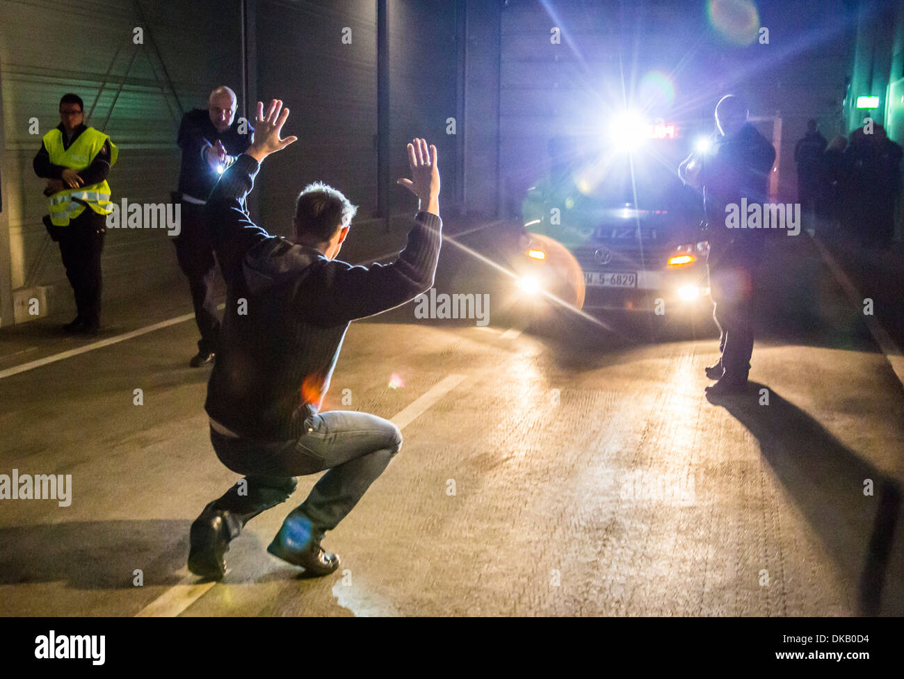 Polizei-Trainingszentrum. Polizisten lernen und trainieren, wie man einen bewaffneten Täter zu verhaften oder eine gewalttätige Gruppe von Menschen zu behandeln. Stockfoto