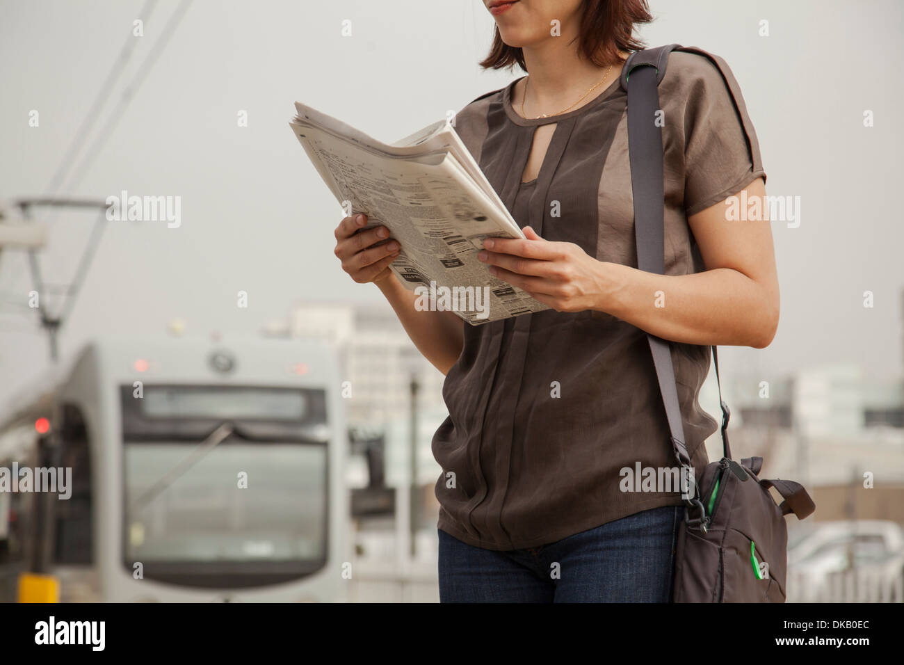 Pendler, die Zeitung zu lesen, während der Wartezeit am Bahnhof, Los Angeles, Kalifornien, USA Stockfoto