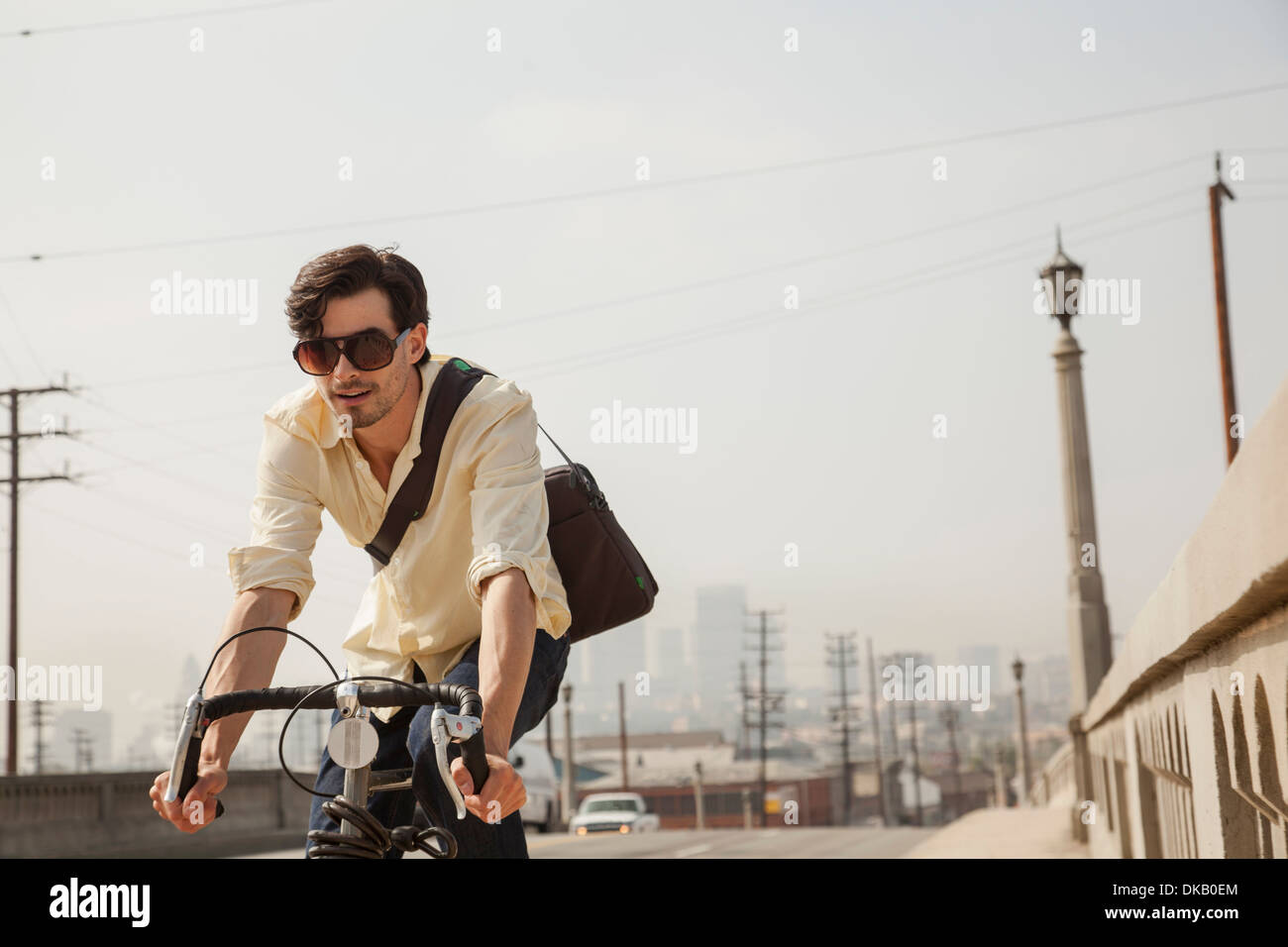 Mann, Radfahren auf Straße, Los Angeles, Kalifornien, USA Stockfoto